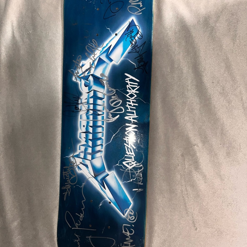 Signed skateboard - Picture 2 of 8
